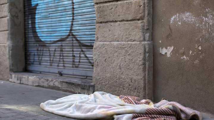 Margarita, 67 años y sin un hogar: "Me he quedado tres semanas en la calle, durmiendo en un banco y una maleta, hasta que he encontrado ayuda"