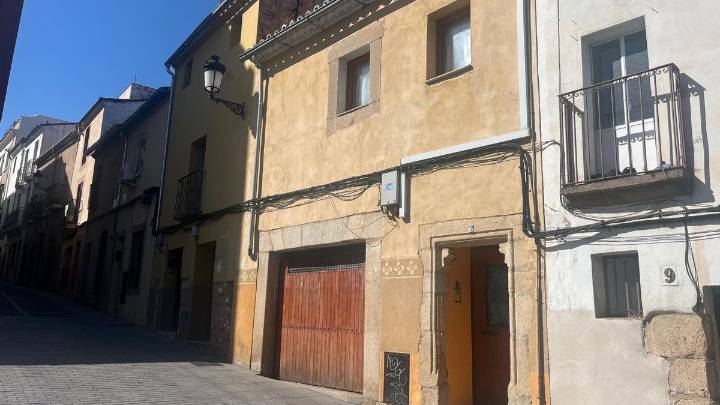 San Blas en Cáceres, perplejo tras la detención de una pareja por agredirse mutuamente: "No escuchamos nada y, cuando nos dimos cuenta, ya estaba aquí la Policía"