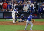 Freddie Freeman delivers walk-off winner in Game 3 of World Series