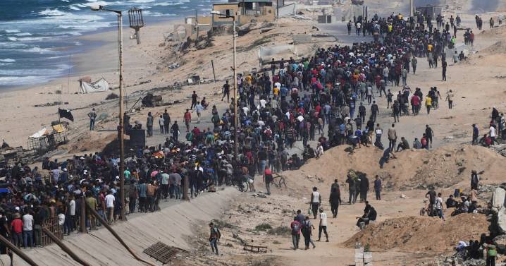 Displaced Palestinians begin return to war-ravaged Gaza with Israel