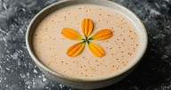Atole de cempasúchil: la tradicional bebida del Día de Muertos que deberías probar