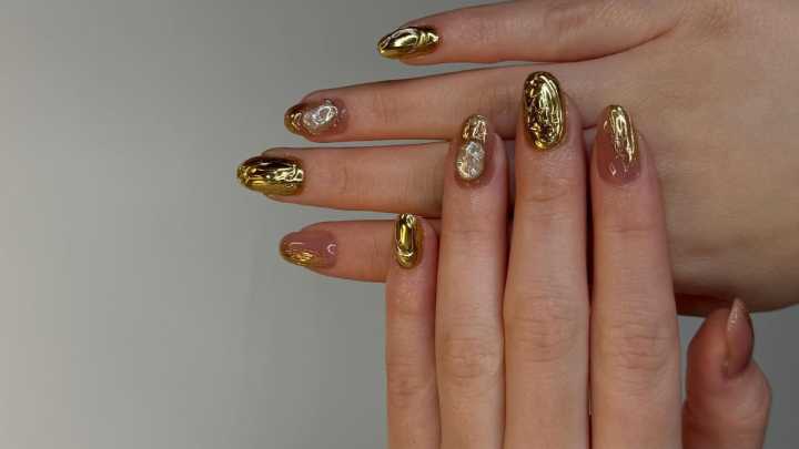 Uñas metálicas y tonos jewel: 5 diseños imprescindibles para un manicure otoñal sofisticado