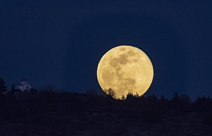 Estados Unidos busca plantarle cara a China al orbitar alrededor de la Luna por primera vez en 50 años