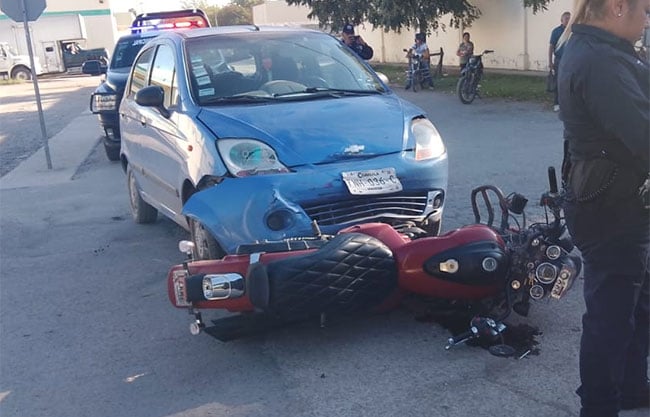 Resultan lesionados dos motociclistas en accidente vial en Múzquiz
