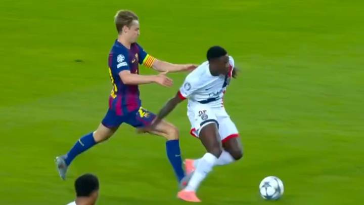 El VAR perdona la expulsión a De Jong por entrar con la plancha al talón de Nuno Mendes