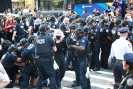 Policías de EU desatan balacera al ser embestidos por 10 vehículos