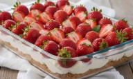Torta helada de frutillas sin horno: receta fácil, rápida y deliciosa