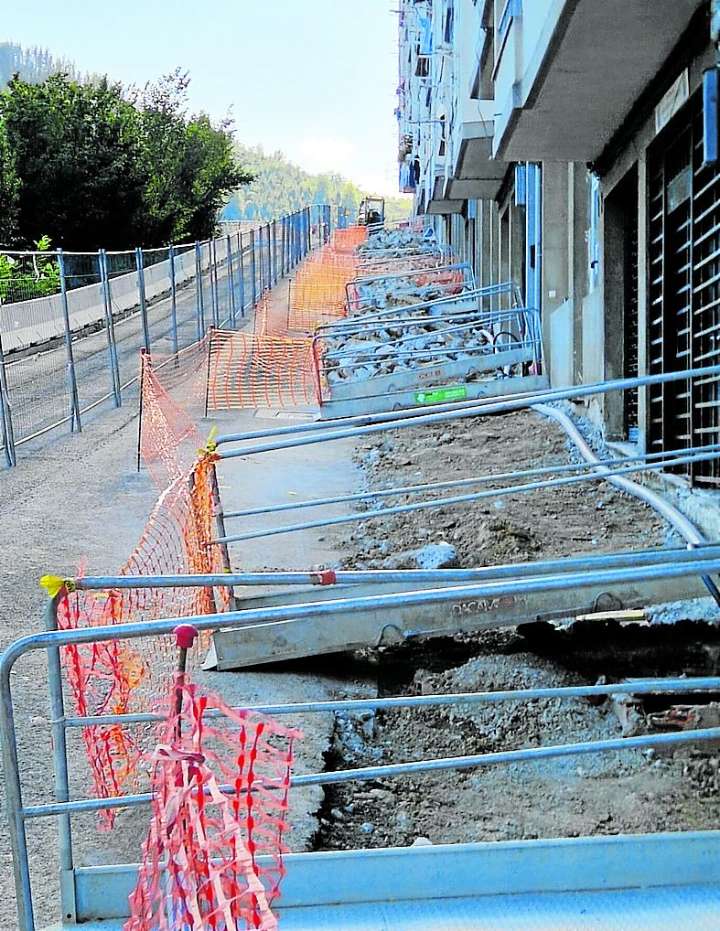 En marcha la reurbanización para eliminar las 'barreras' de la calle Bustinduitarren