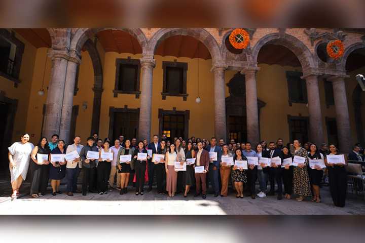 Reconocen a maestros por buenas prácticas