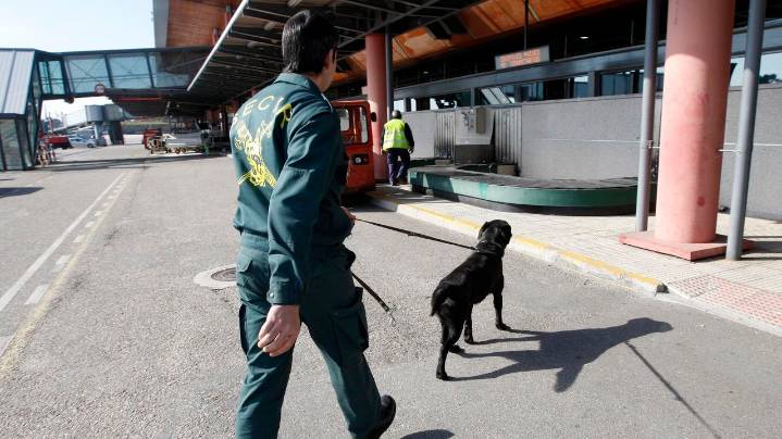 La Guardia Civil decomisa armas de guerra de origen turco en el aeropuerto de Peinador