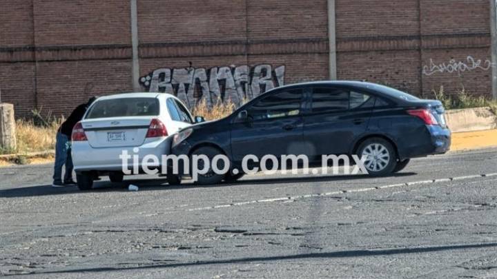 Choca y raspa costado de Aveo en la Industrias