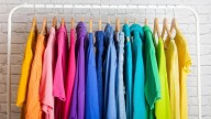 Estos son los colores que tenés que usar de ropa en octubre para atraer el dinero, según el Feng Shui