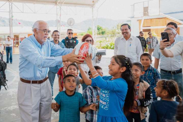Compromete gobernador mejoras para primaria en San Andrés Milpillas