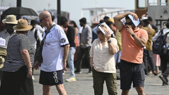 IN PHOTOS: Gateway of India sees large crowds despite rising heat in Mumbai