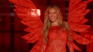 Karol G brilló en el show de Victoria’s Secret; se convirtió en un ángel y enamoró a miles