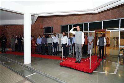 Sh. H. Rajesh Prasad, IAS, the newly appointed Chief Secretary, U.T. Chandigarh, was presented with a Guard of Honour at the U.T. State Guest House, Sector 6, Chandigarh today (7.10.2025).