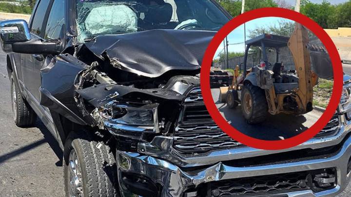 Conductor destroza su camioneta RAM tras chocar brutalmente con retroexcavadora en Nuevo Laredo