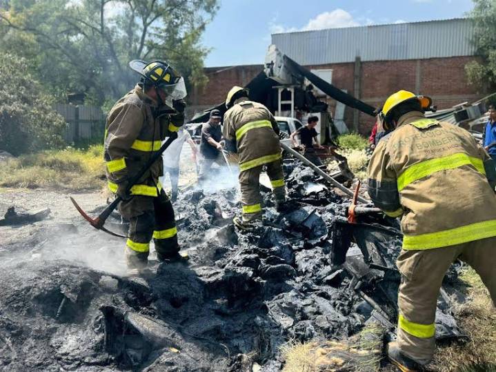 Incendio consume taller de autopartes