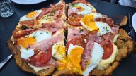 El bodegón que se destaca por una súper milanesa de un kilo y medio