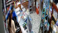 Las cámaras captan un violento atraco a punta de pistola en un estanco de La Rioja