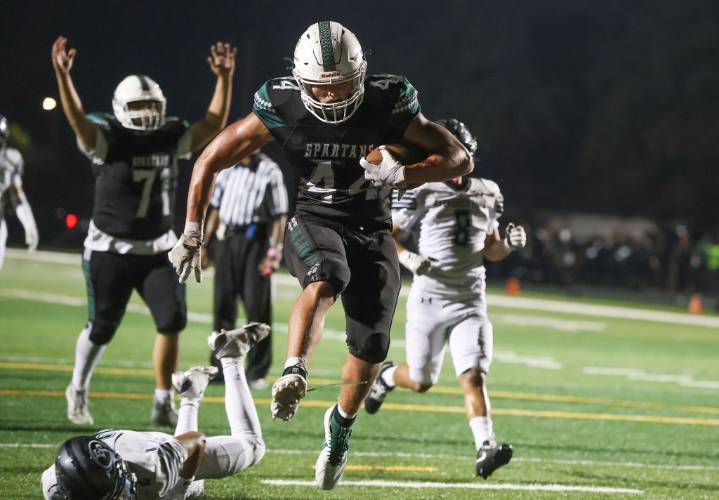 Football: Jayden Schlosser, Oak Lawn stymie Evergreen Park