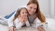 Qué es el 'sharenting', la práctica de subir fotos de los hijos a la red que el Ministerio de Juventud va a regular