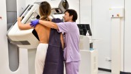 Los fallos en el cribado del cáncer de mama en Andalucía obligan a revisar más de 2.000 casos: "Nadie me notificó el resultado de la prueba"
