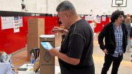 Claudio “Chiqui” Tapia votó en Caballito y destacó su compromiso con el pueblo argentino