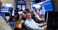 S&P 500 extiende su rally, mientras el oro y el bitcoin marcan nuevos récord