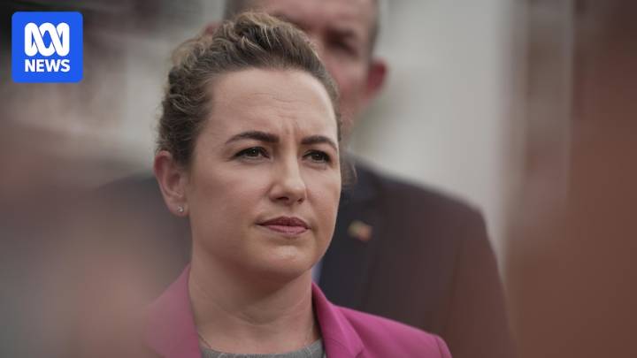 NT chief minister ignores requests for chauffeur service rules after pizzeria, golf club trips