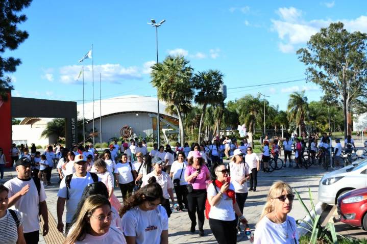 RESISTENCIA:  Se Realizó La Caminata Rosa Para Concientizar Sobre El Cáncer De Mama