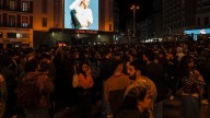 Así ha sido el momento en que los fans de Rosalía ovacionan a un autobús en Callao
