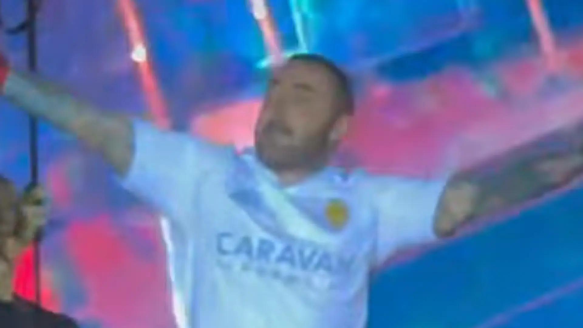 DJ Nano, eufórico con la camiseta del Real Zaragoza