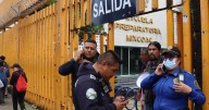 Prepa 8 tomada: Encapuchados bloquean accesos a la escuela de la UNAM por presuntas agresiones a alumno