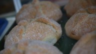 ¿El pan de muerto es primo del tamal? Conoce el origen de esta pieza fundamental