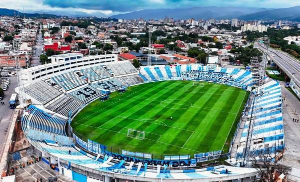 El partido más lejano del año: los separan 2300 kms y van por un triunfo clave