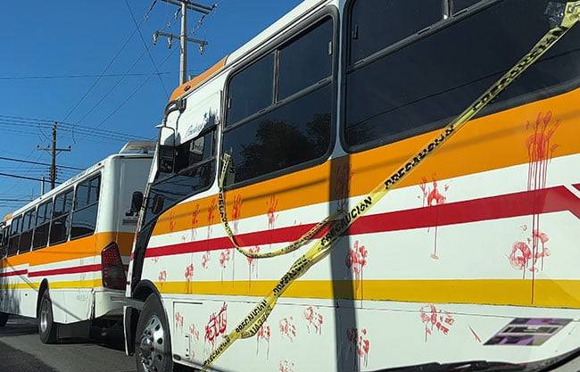 Sacan de circulación unidad del Periférico por objetos de Halloween que simulaban crimen