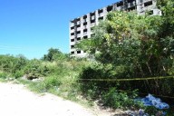 Multarán al dueño de hotel abandonado en Campeche si no limpia y cerca el predio donde murió un joven
