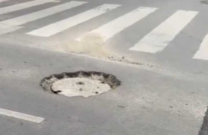 Desnivel en el pavimento genera complicaciones a conductores en Copiapó