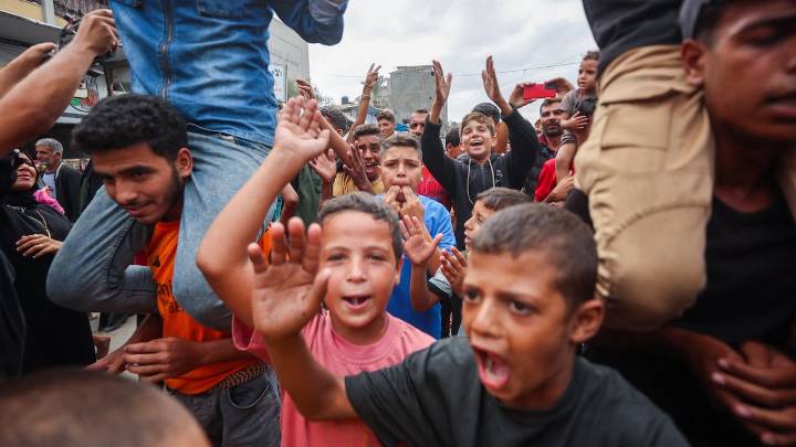 Israelíes y palestinos recibieron eufóricos el acuerdo de un cese al fuego en Gaza y el fin de la guerra