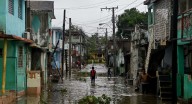 Inundaciones por ‘Melissa’ aíslan a más de 120 personas; rescatan a 29 en Cuba