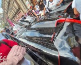 Con porras, un silbato de locomotora y hasta Batman celebran un año de la presidenta Sheinbaum