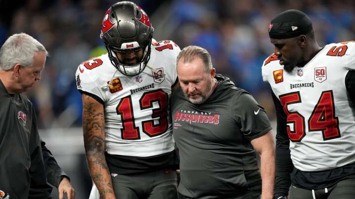 Bucs WR Mike Evans fractures clavicle Monday night