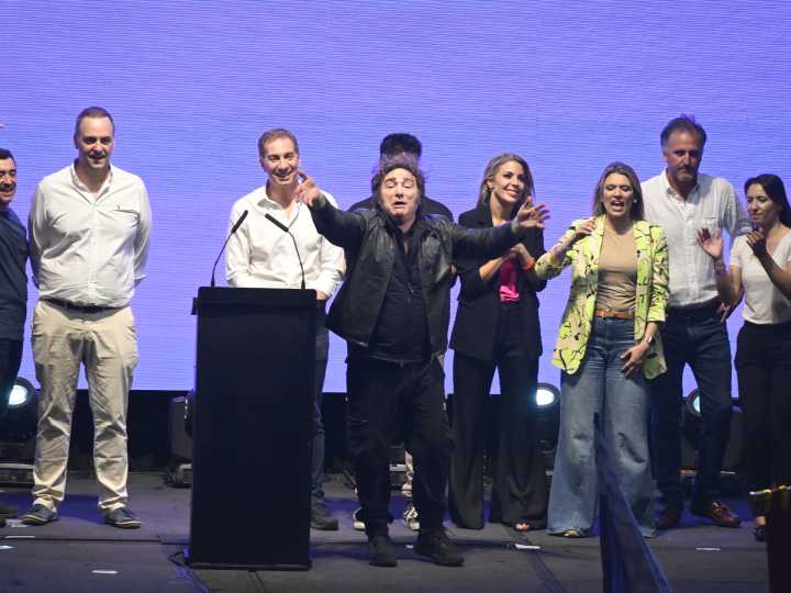 Javier Milei y sus medidas, EN VIVO: tras cerrar la campaña de LLA en Rosario, el Presidente quedó varado por la tormenta y esperan que llegue a Buenos Aires por la tarde