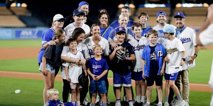 Clayton Kershaw says goodbye to Dodger Stadium