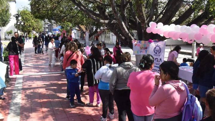 Feria de la Salud en Acámbaro promueve prevención del cáncer de mama
