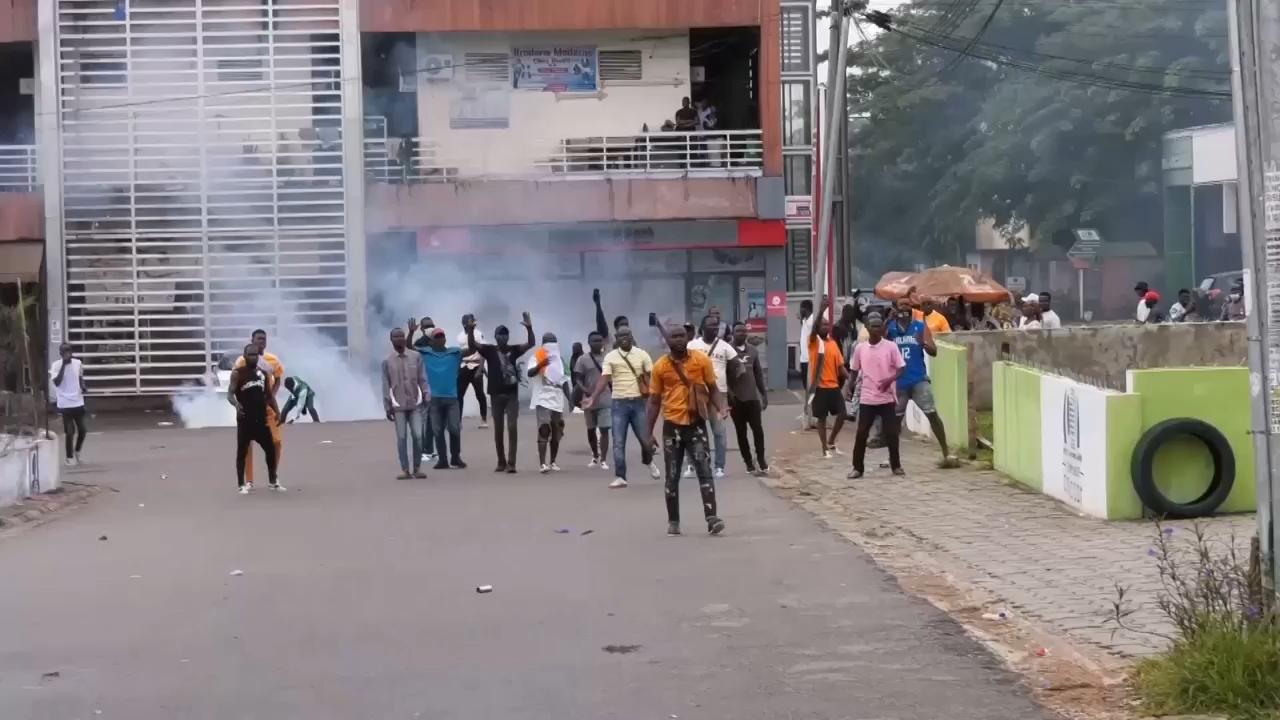 Tear gas and arrests in Abidjan as opposition defies protest ban