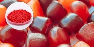 Expertos advierten sobre el peligro del colorante rojo E127 en productos infantiles