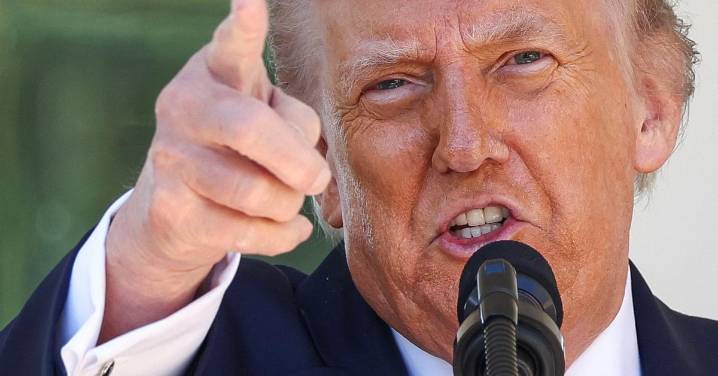 Trump ordena al Pentágono reanudar "inmediatamente" las pruebas con armas nucleares