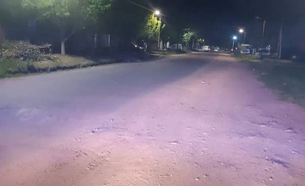 Una motociclista perdió el control y sufrió un accidente en La Plata: sufrió múltiples heridas y se encuentra grave